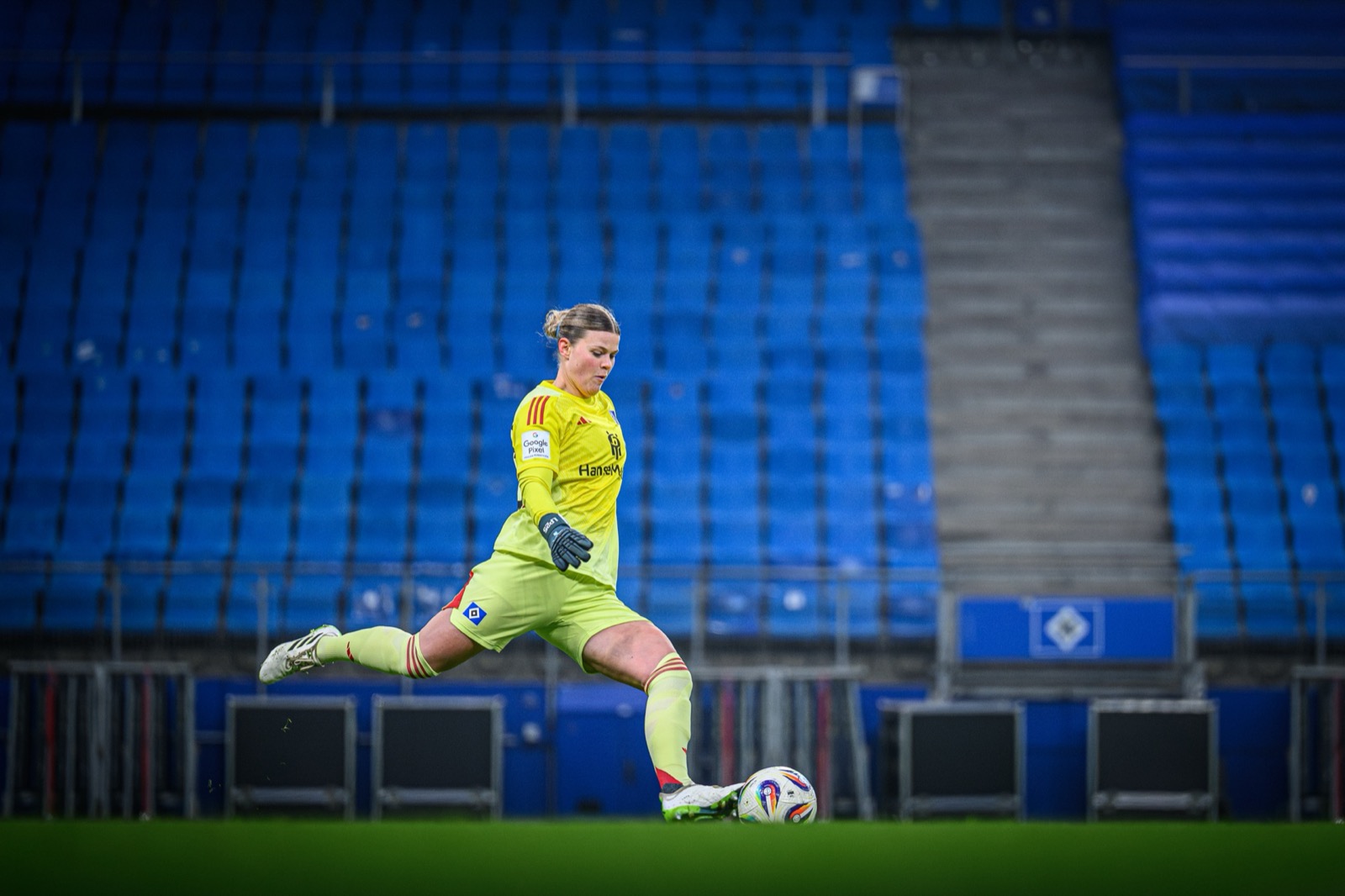 Sport-Fotografie: Fußball - Hamburger SV - SGS Essen