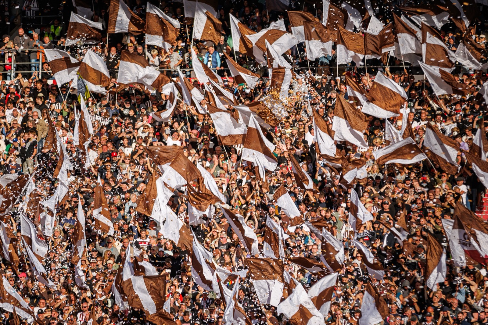Sport-Fotografie: Fußball - FC St. Pauli - Borussia Dortmund