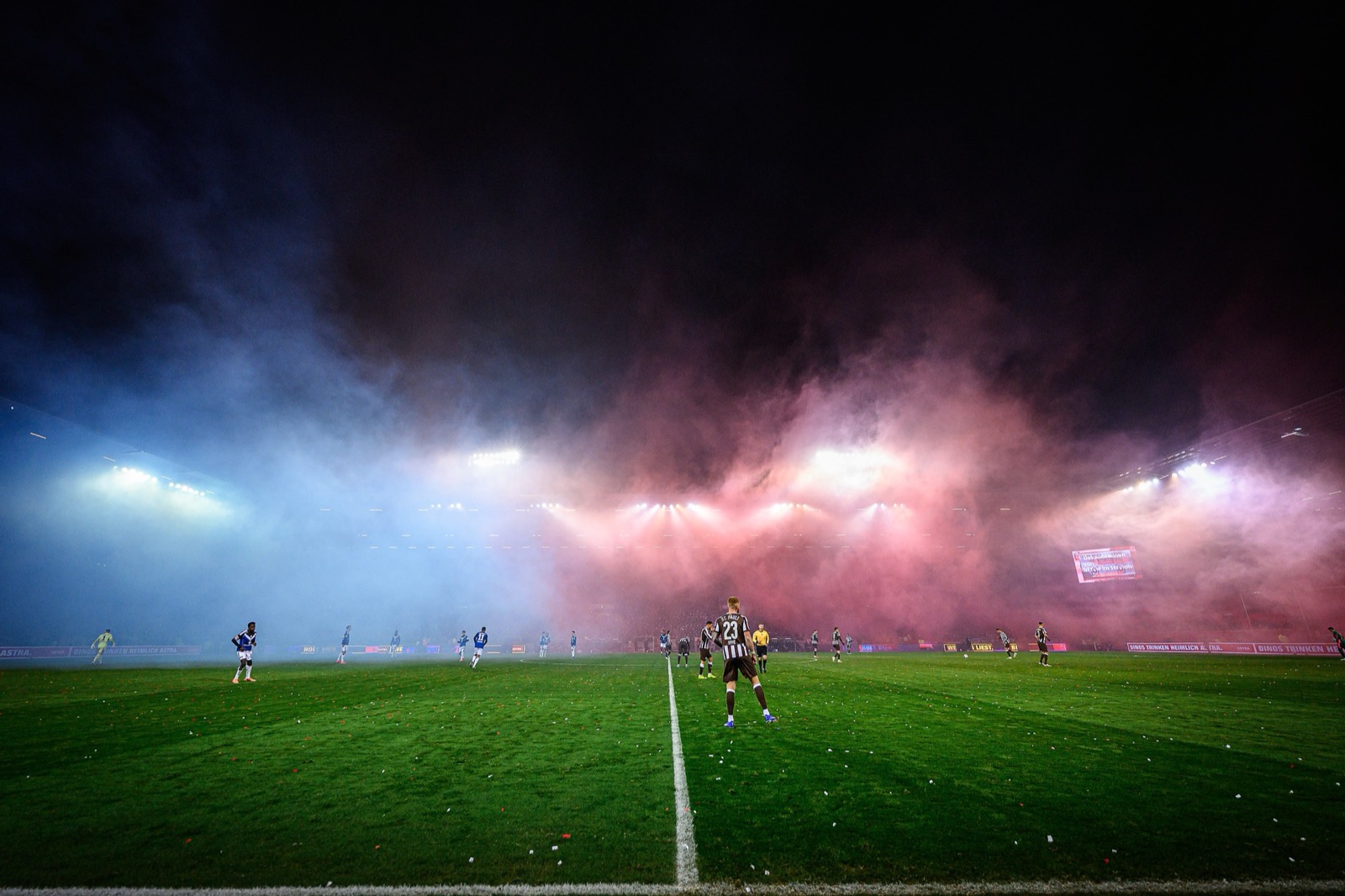 Sport-Fotografie: Fußball - FC St. Pauli - Hamburger SV